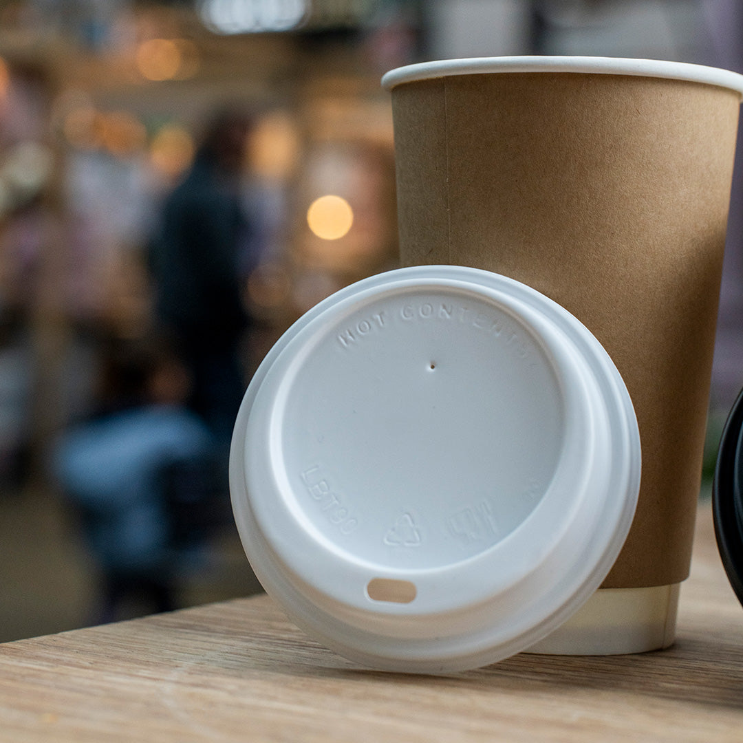 White PS coffee cup lid – drinking opening detail