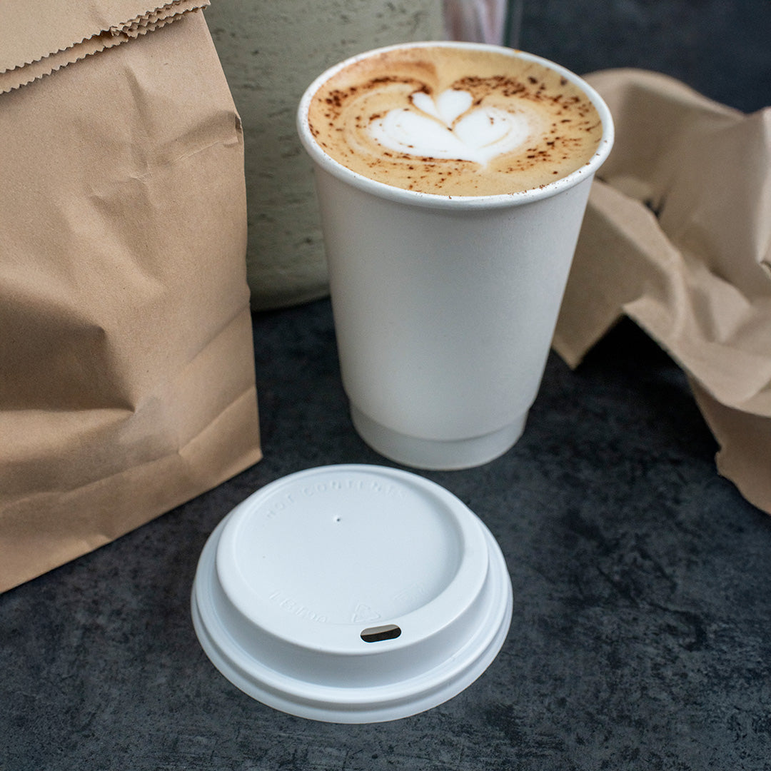 White plastic hot cup lid – fit and rim detail